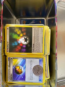 Box plný Pokemon karet