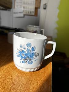 Porcelánový hrníček s modrými kvety