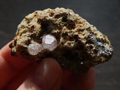 Apatit - růžové krystaly na matrici, Pákistán 