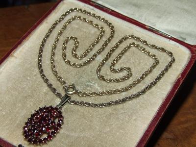 Starý Ag náhrdelník Valis s krásným medailonem zdobeným česk. granáty