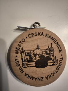 TURISTICKÁ ZNÁMKA RARITA Č. 657 - MĚSTO ČESKÁ KAMENICE - 1. VERZE 