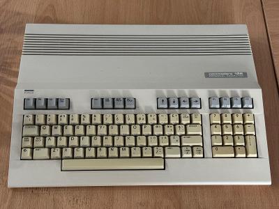 Commodore C128, bez dalšího příslušenství, funkční