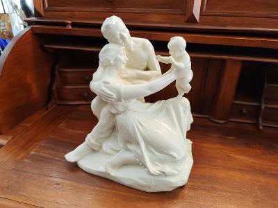 Stará krásná keramická socha - Rodina - Bechyně - Signovaná J. Sommer