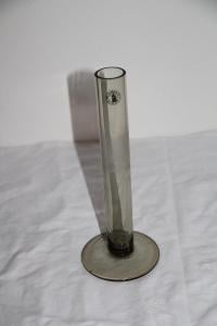 F9. Ručně vyráběná vaza z kouřového skla 23,5 x 3 cm