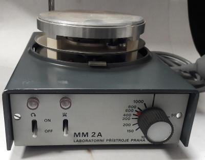 Starý laboratorní přístroj MM 2A - míchadlo + ohřev