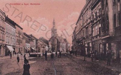 Sokolov, částečný záběr města, náměstí, kostel