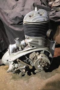 JAWA 250 PERAK FJ motor kartery dlouhé žebro  Jawa 250 Zbrojovka 1948