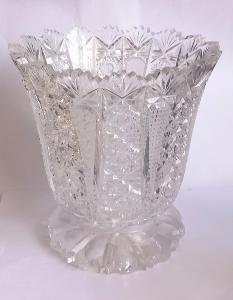 Masivní váza broušené sklo