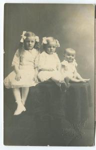 Atelier BERGER Pečky - stará fotografie tří dětí z r. 1913, pr. GRADO