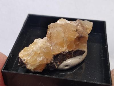 k54/ minerál krabička: kalcit - Prackovice n/Labem, ČR