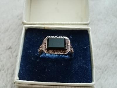 Pozlacený stříbrný prsten s onyxem