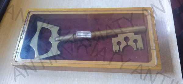 Mosazný klíč v dřevěné krabičce, rozměr 22 x 8 cm