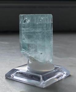 Modrý akvamarin- pěkný velký krystal, sbírkový 22g