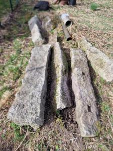 Kamenné plotové stĺpiky