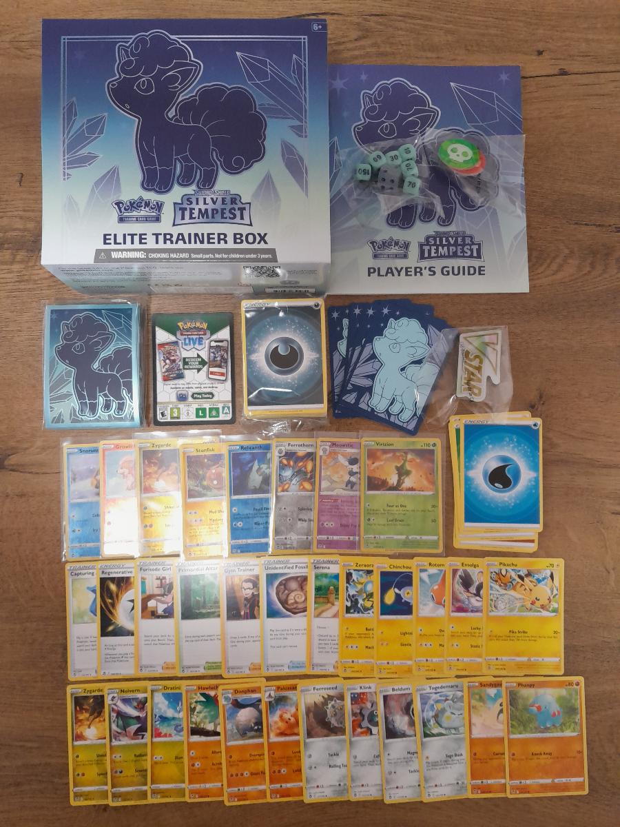 Pokémon ETB box : Silver Tempest (bez boostera) + karty zo setu 79 ks  - Zábava