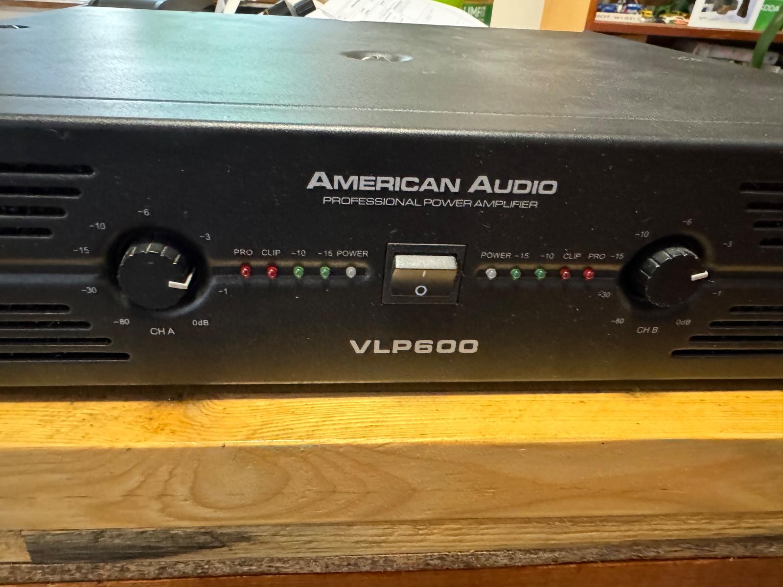 Zosilňovač American Audio VLP600 - Zvukové a svetelné aparatúry