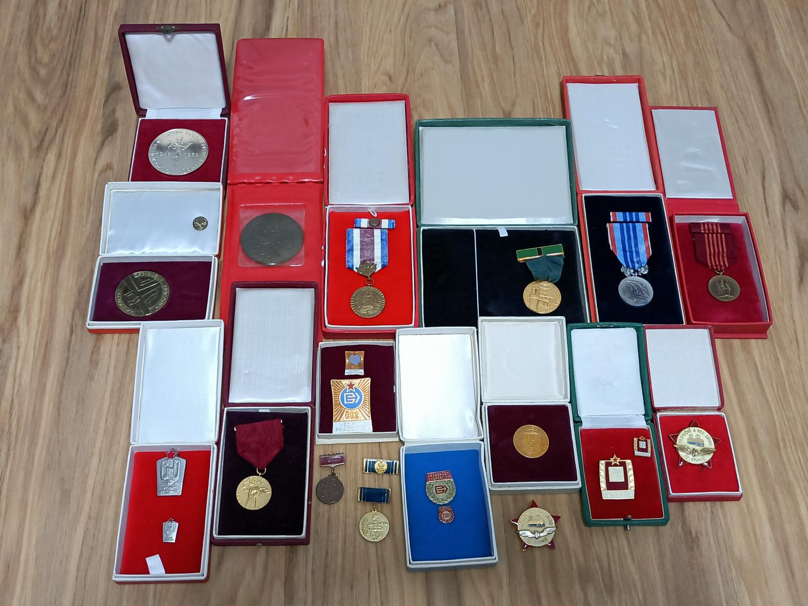 zbierka medailí a odznakov - Numizmatika