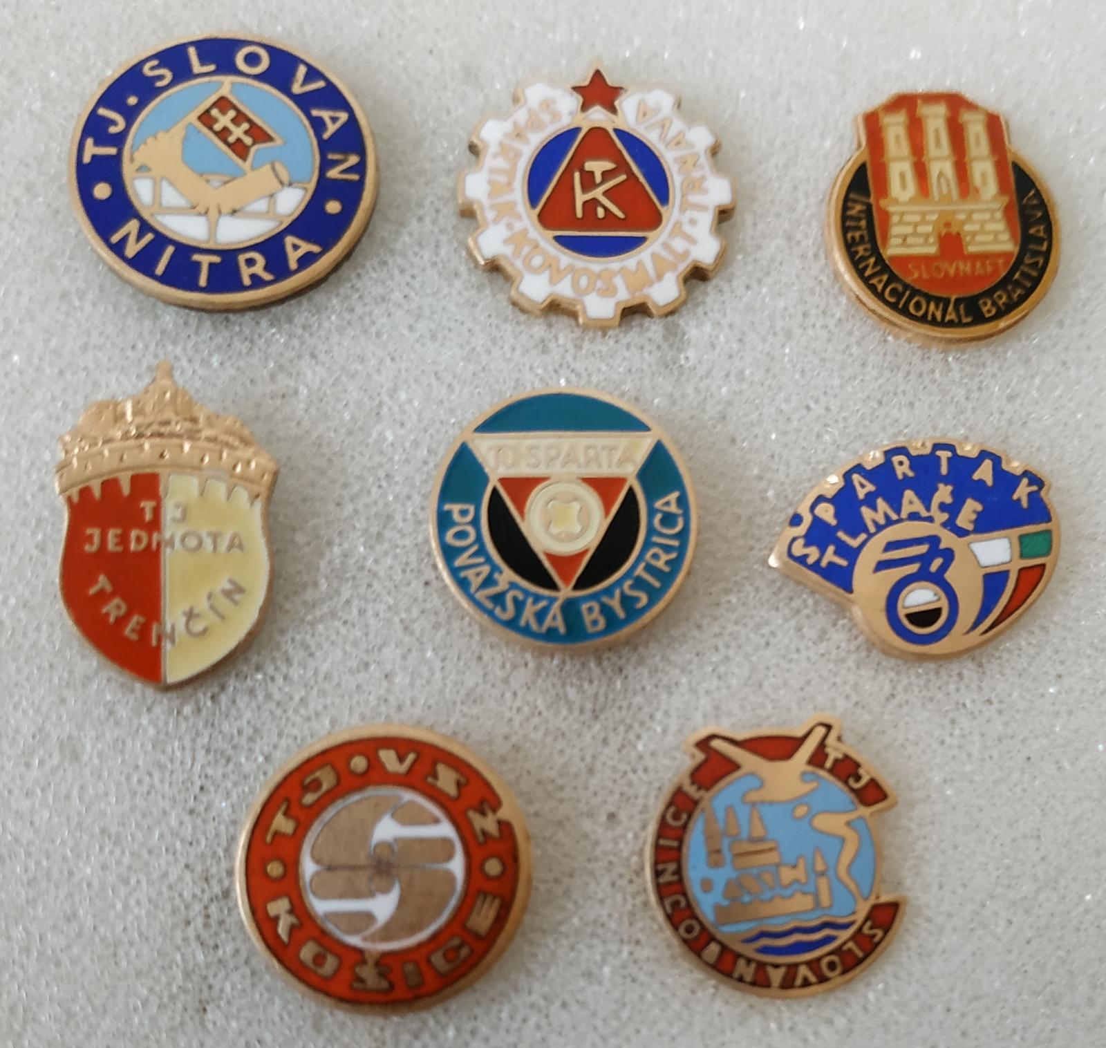 8 slovenských futbalových odznakov, smaltované, ihly - Odznaky, nášivky a medaily