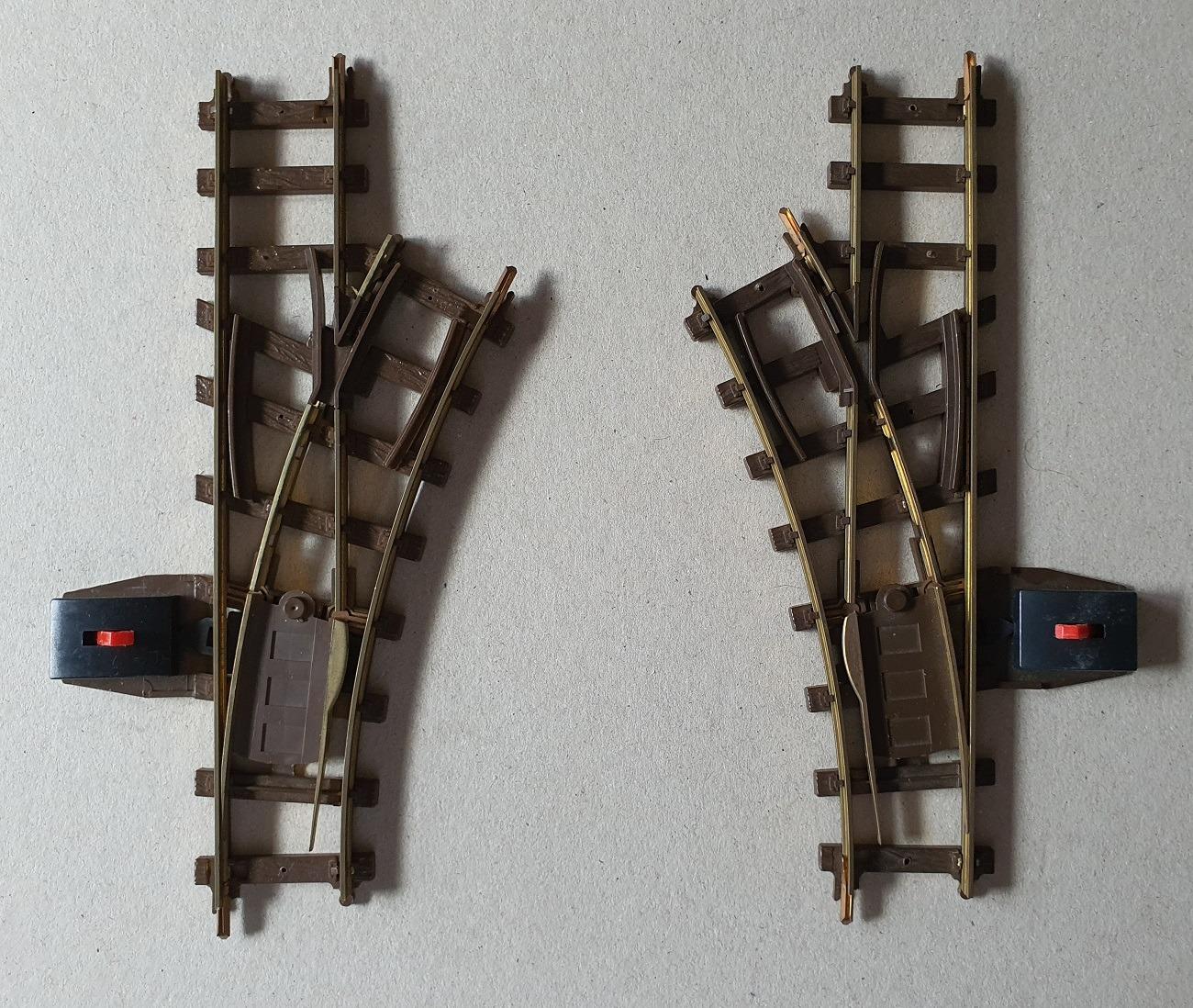 2x výhybka ľavá a pravá výrobca FALLER vláčiky 0 (rozchod ako Merkúr) - Modelové železnice