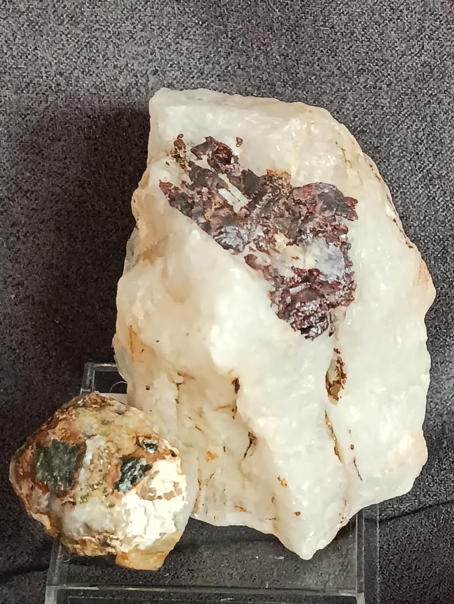 Rutil vrastený v Křemeni+X... Chřenovice...3.5.2015 - Minerály a skameneliny