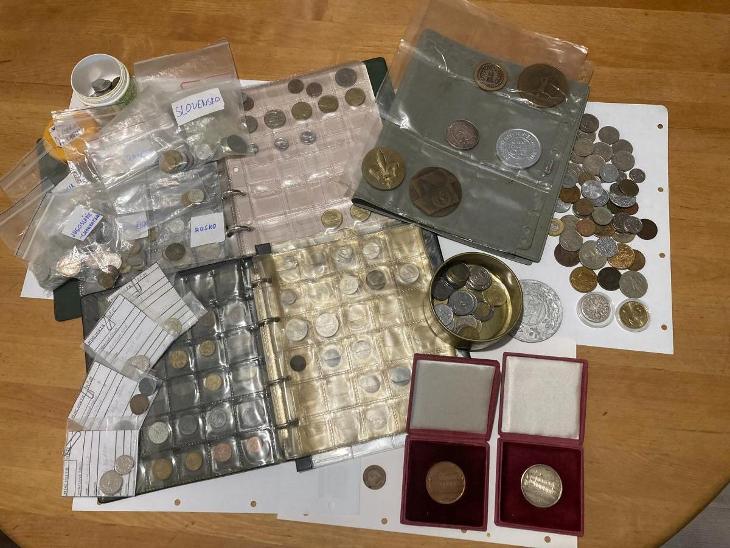 Konvolut starých mincí a medailí po zberateľovi všehochuť - Numizmatika