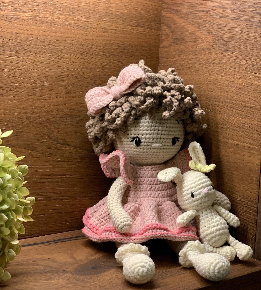 Háčkovaná bábika Emilie+zajačik - Ručné práce
