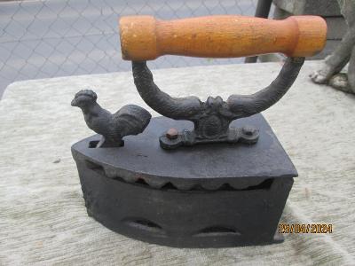 Stará žehlička na drevené uhlie