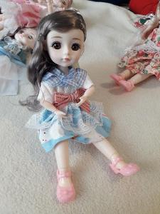 01/ koubova barbie, bábika, prívesok, velke oci, hrá cca 25cm