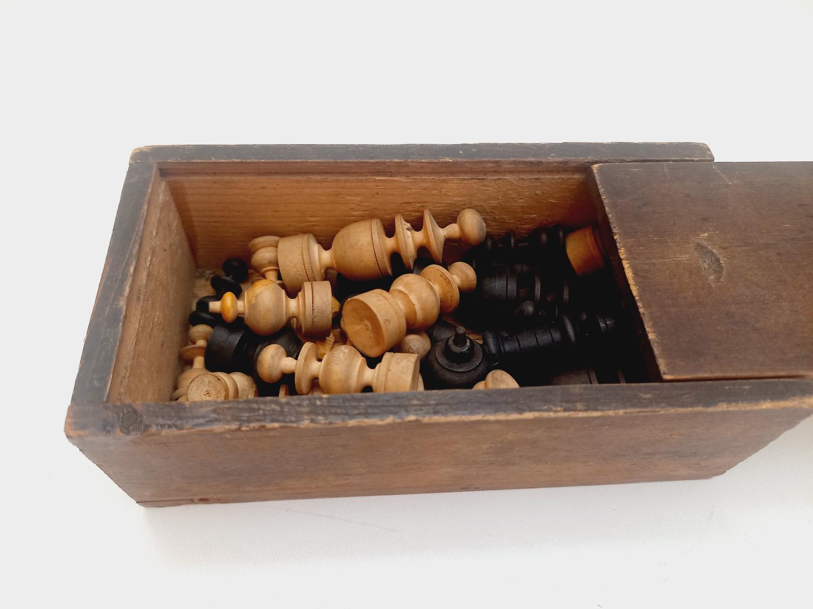 Staré šachové figúrky v krabičke - undefined