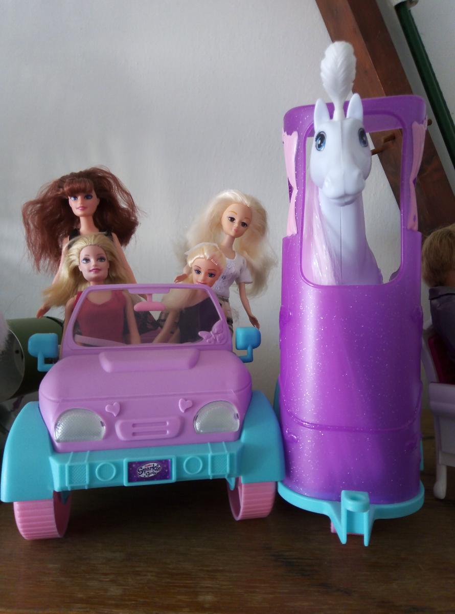 Krásny komplet Barbie auto (bez bábik) s vozíkom na koňa a koňom - Hračky