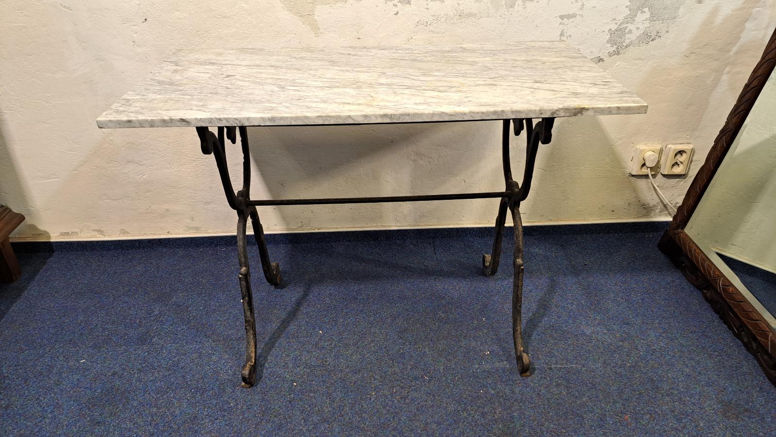 Starožitný liatinový stolík s mramorovou doskou 7105 - Starožitnosti