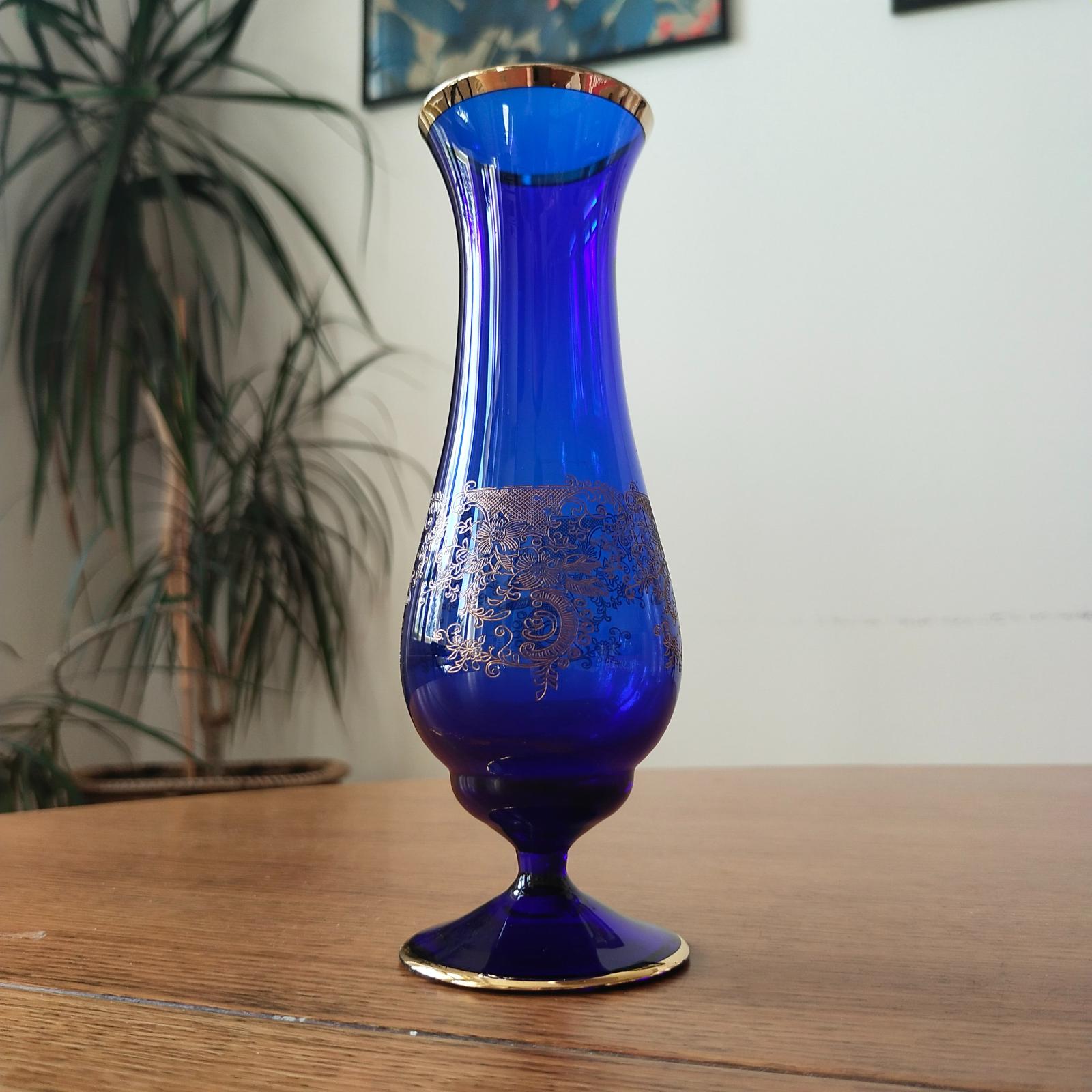 retro modré sklo zdobená vázička - Starožitnosti