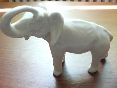 Slon - porcelánová figúrka, výška 10 cm.