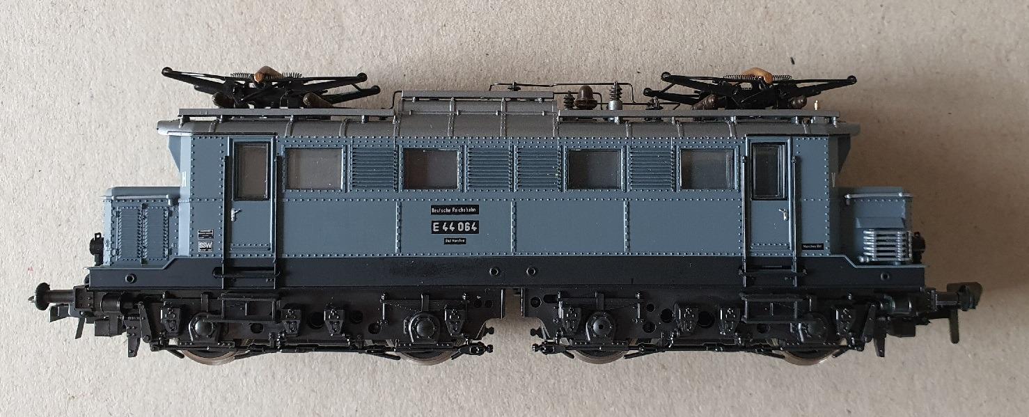 DR 4-osá elektrická lokomotíva E44 šedivá ROCO vláčiky H0 - Modelové železnice