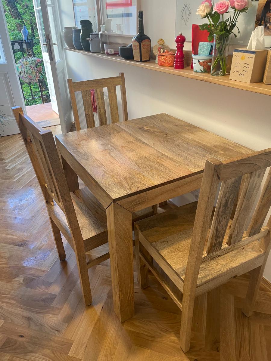 Jedálenský stôl a stoličky - Nábytok