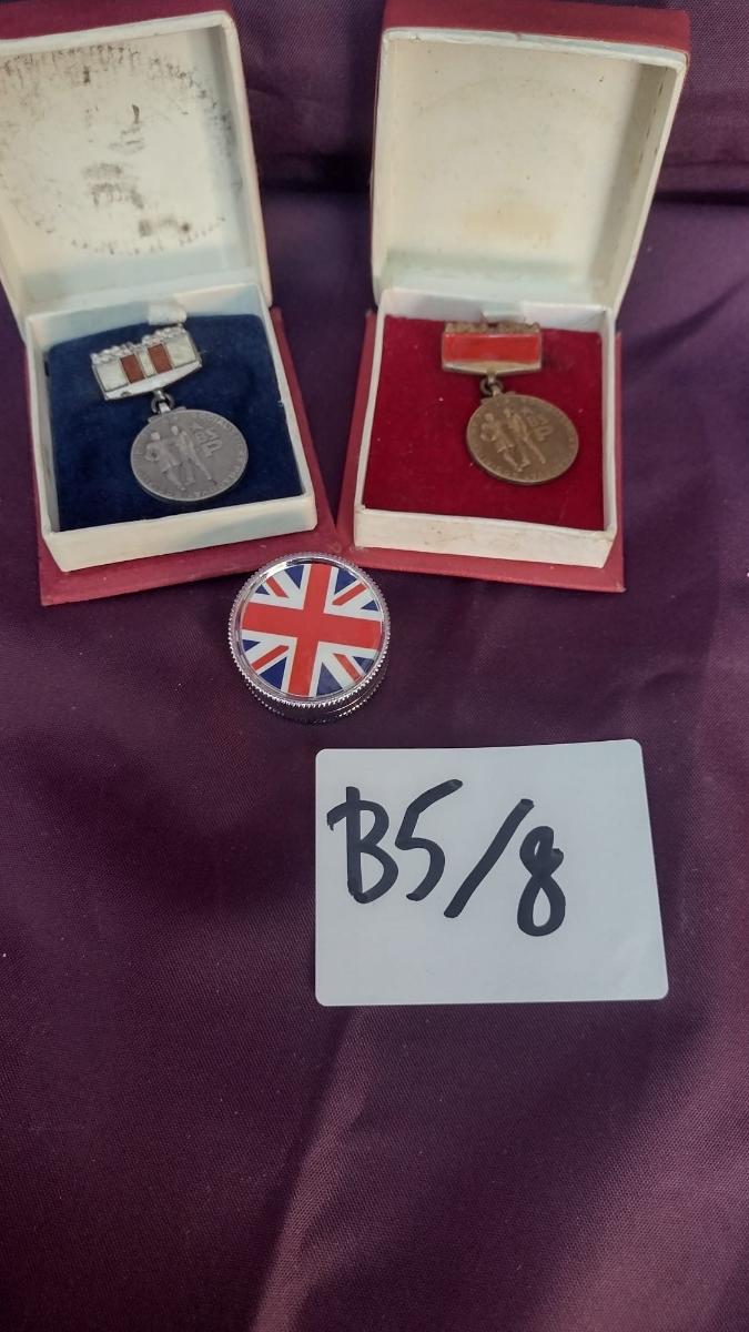 Odznaky B5/8 - Odznaky, nášivky a medaily