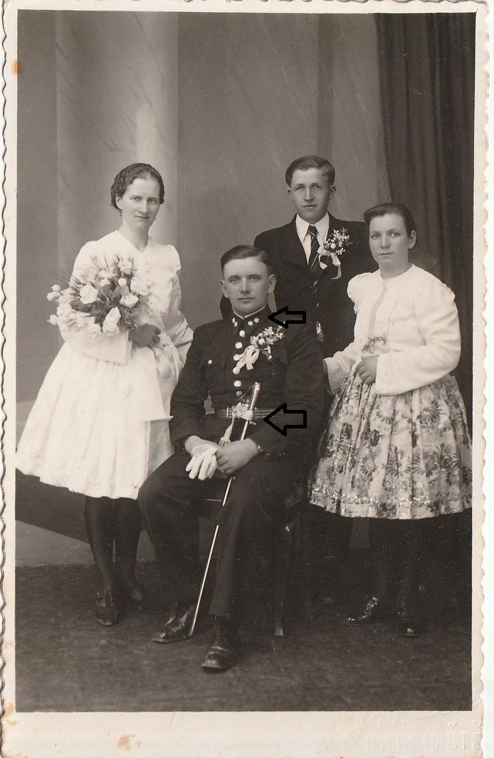 Fotopohľadnica - svadobná - uniforma - šable - bratranec - 1930 - Zberateľstvo