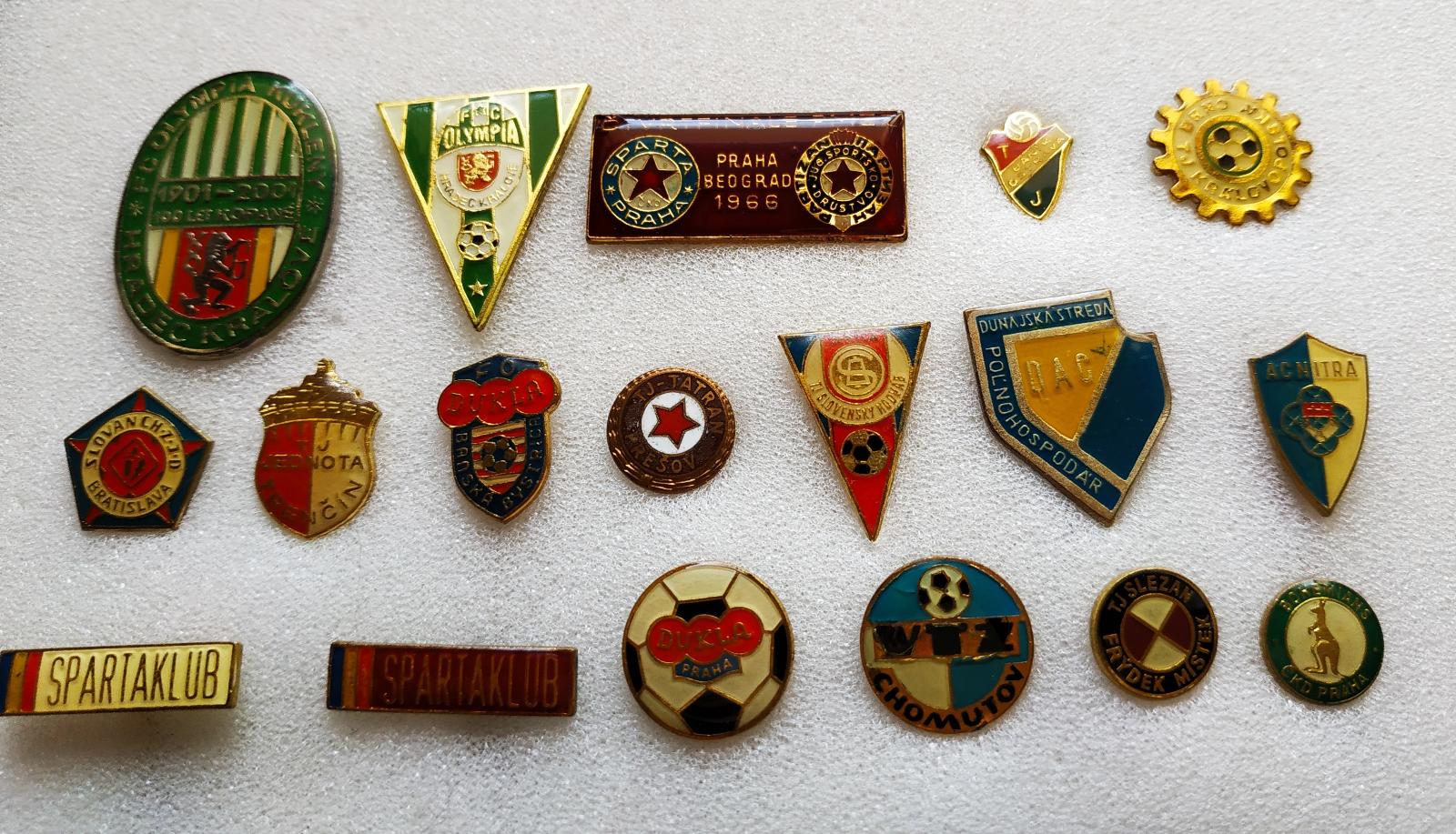 18 českých a slovenských futbalových odznakov, ihly - Odznaky, nášivky a medaily