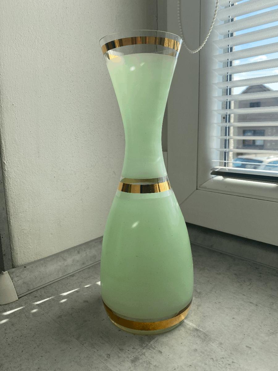 Zelená váza so zlatým zdobením - Zariadenia pre dom a záhradu