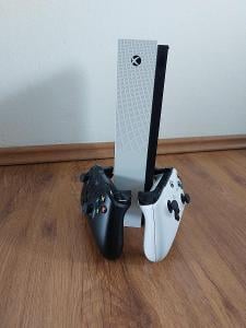 Xbox One S, dva ovladače