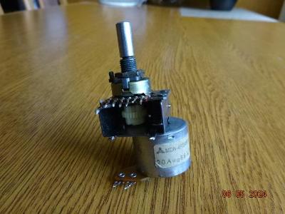 Potenciometer s motorom z Technics SA-R230