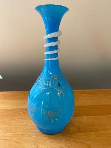 Váza z modrého opálového skla s hadom, rok cca 1850, výška 32 cm