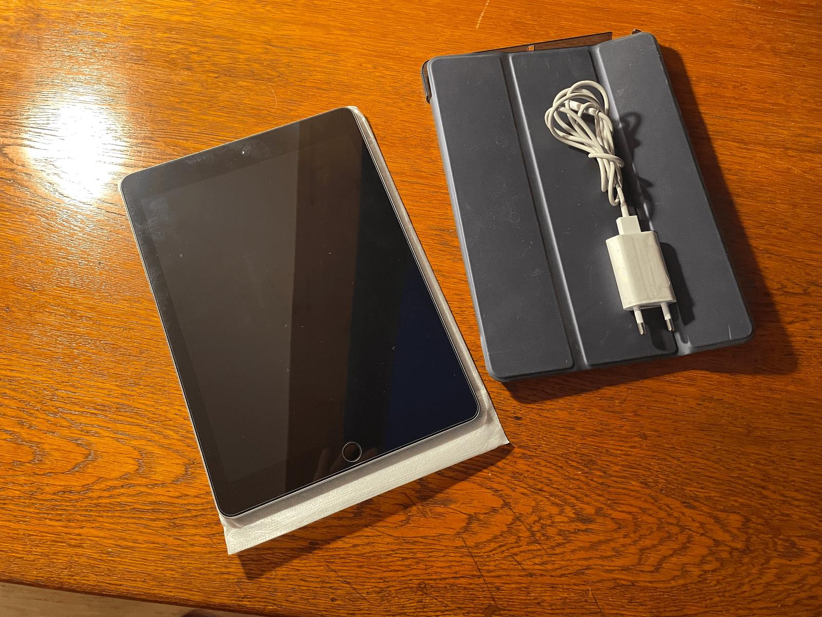 Apple iPad 6 (2018) 9.7'' 32GB Wi-Fi Space Grey + Pero a obal - Počítače a hry