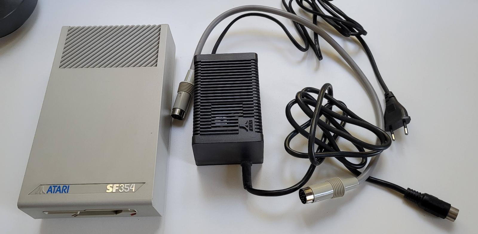 Atari SF354 se zdrojem a propojovacím kabelem - Počítače a hry