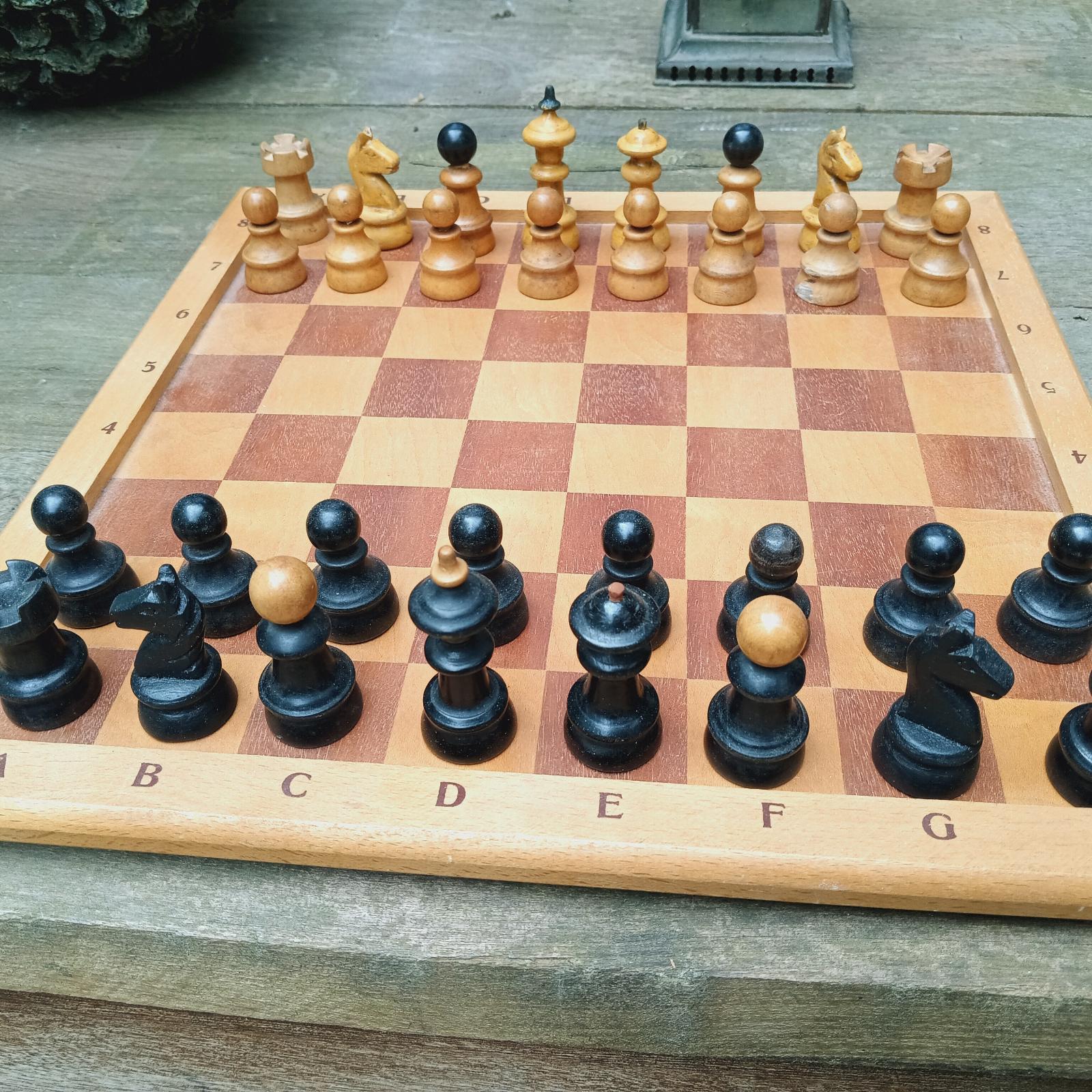 starý šach drevený - undefined