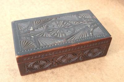 Stará drevená krabička - šperkovnica s vyrezávanými vzormi