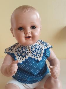 Stará bábika s látkovým telom a brečtkom, pohybuje očami do strán