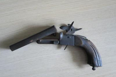 Stará perkusná pištoľ dvojhlavňová sklopná.