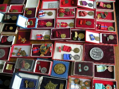 Súbor medailí a odznakov