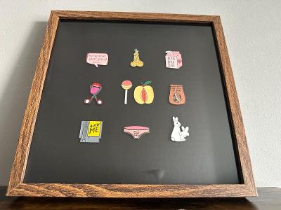 10 sexy erotických odznakov / vzácne / vrátane rámovania 25x25x3cm